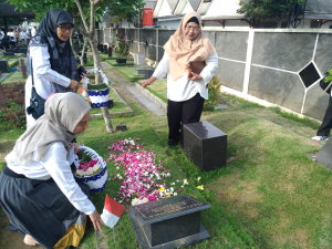 Acara tabur bunga di Makam Keluarga UGM Sawitsari.