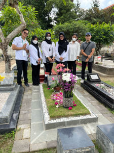 Departemen Biokimia berziarah ke makam Prof. Dr. Wiryatun Lestariana, Apt. yang dimakamkan bersama dengan suami dr. Bambang Soejatno (mantan Dosen Departemen Fisiologi FK-KMK UGM).