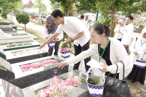 Acara tabur bunga di TPU Pracimalaya Kuncen.
