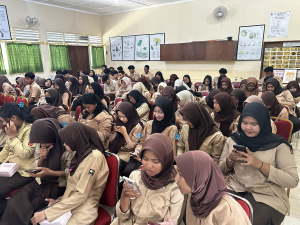 Penyuluhan "Gizi untuk Kesehatan Remaja" diikuti oleh siswa-siswiSMA Negeri 1 Ngaglik.