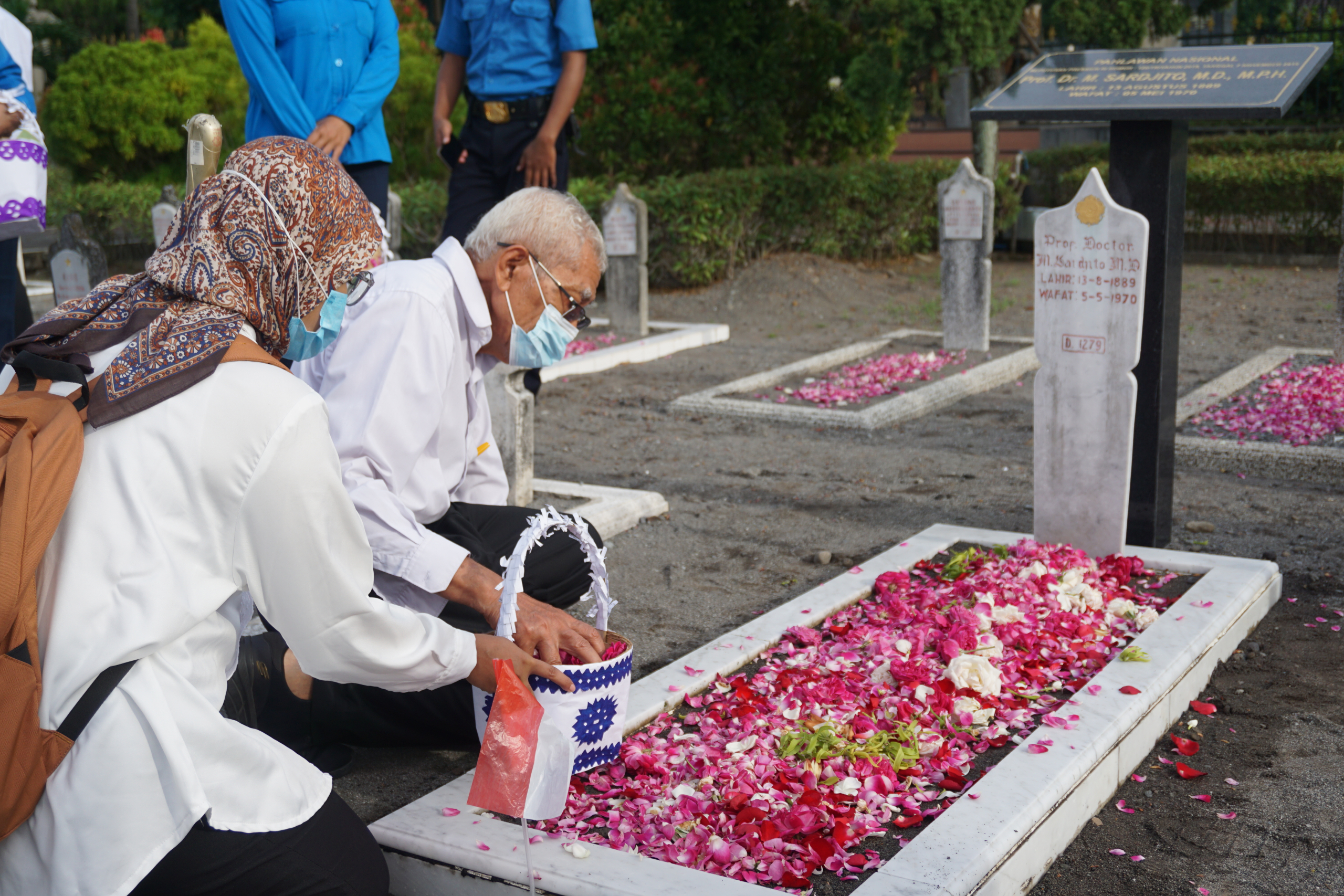 Prof. Dr. dr. Sutaryo, Sp.A(K) berziarah makam Dr. Sardjito di TMP Kusumanegara.