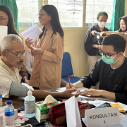 Pengukuran tekanan darah dan konsultasi dengan mahasiswa MIB Minat Biokimia FK-KMK UGM, dr. Ihsan.